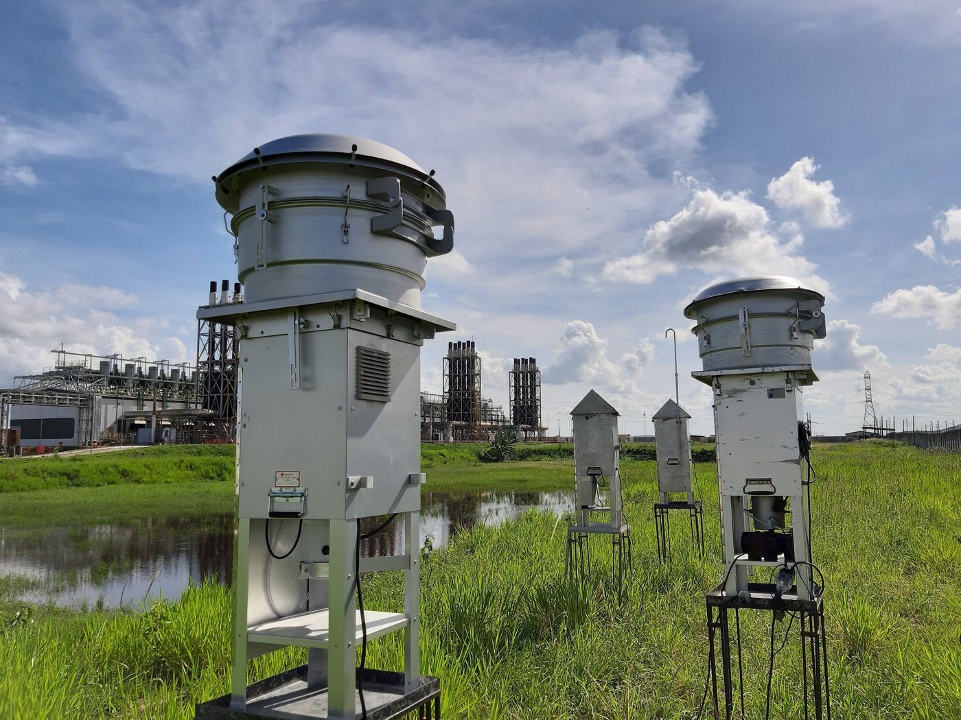 Amostradores de qualidade do ar da Ambimet instalados em campo, no entorno de uma planta industrial
