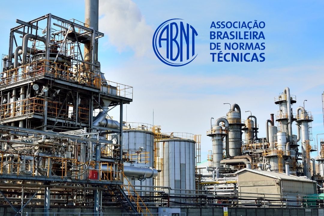 Complexo industrial com o logotipo da ABNT