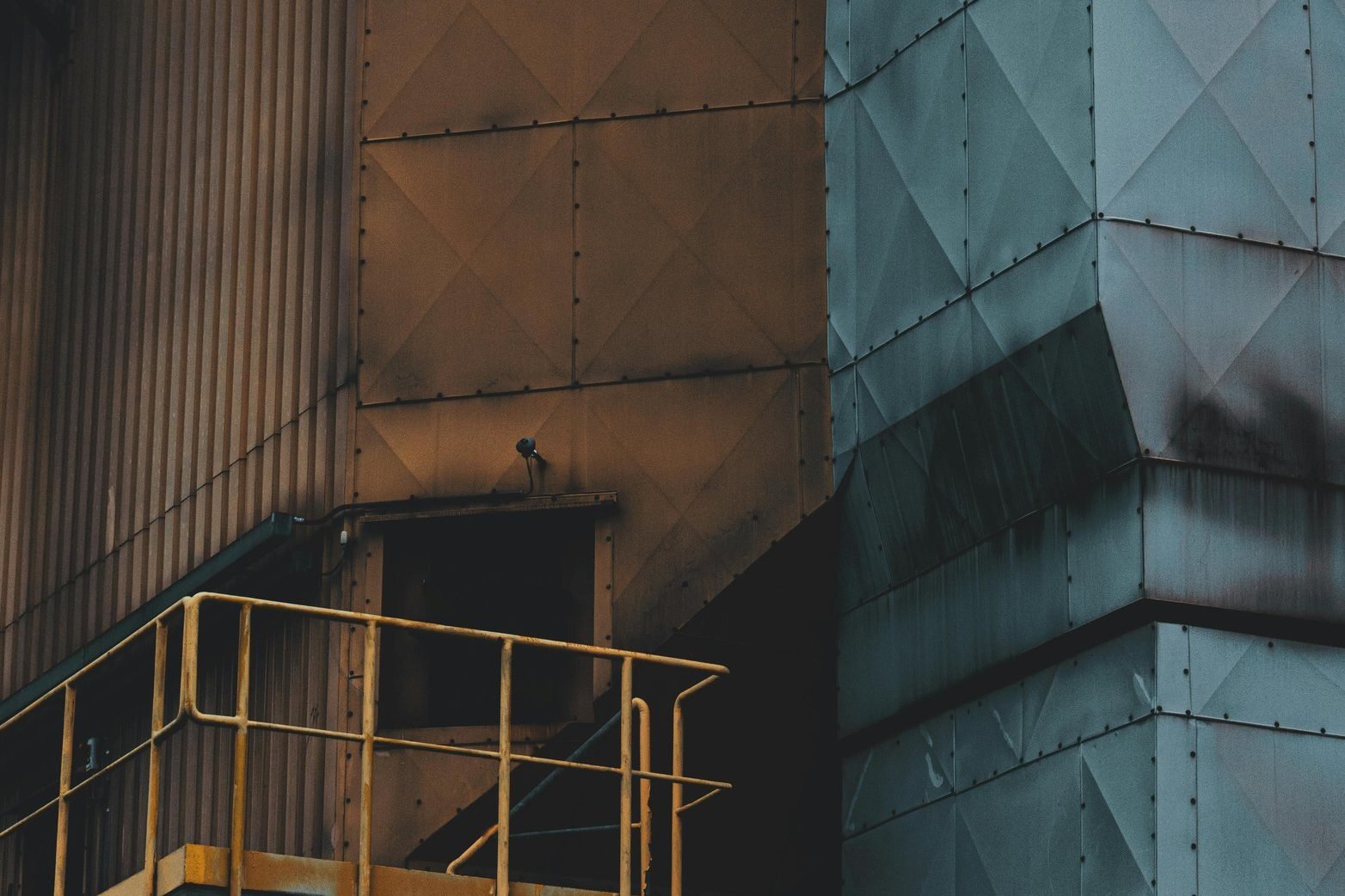 Estrutura metálica de equipamento industrial com plataforma