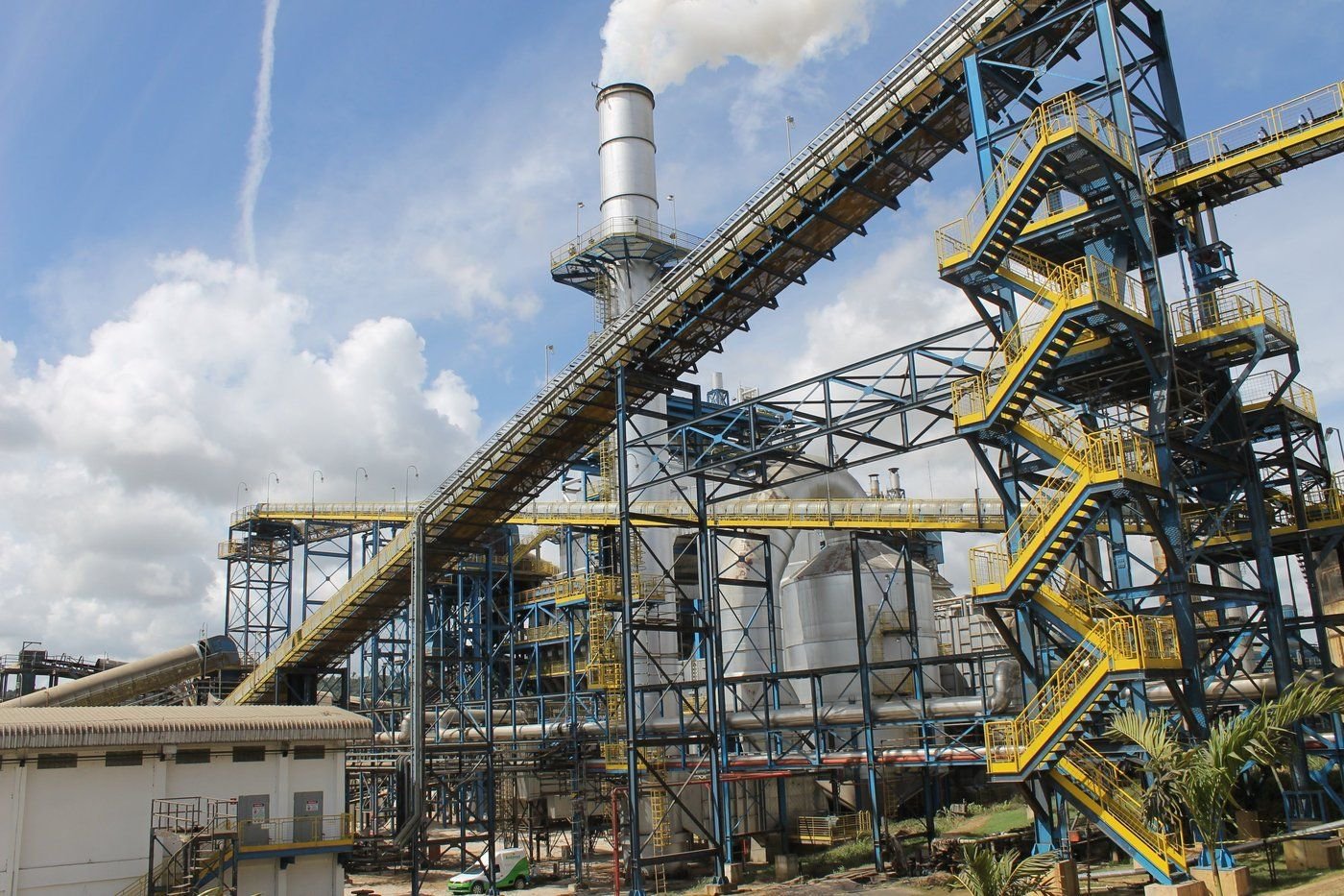 Planta industrial com chaminé e estruturas metálicas atendida pela Ambimet